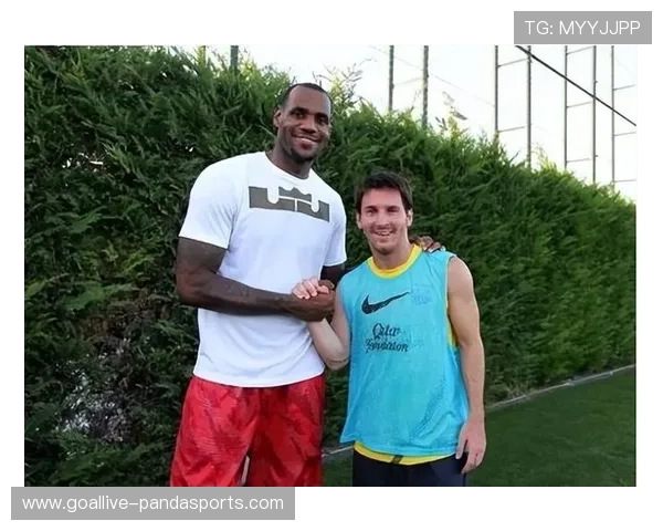 足球运动员眼中的篮球巨星：跨界对话与运动魅力的碰撞